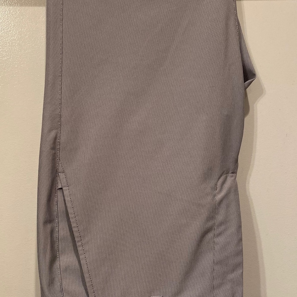 Vineyard Vines Gray dress pants. Men’s size 30x30. Like new. $10